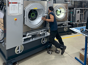 Montaggio lavatrice industriale