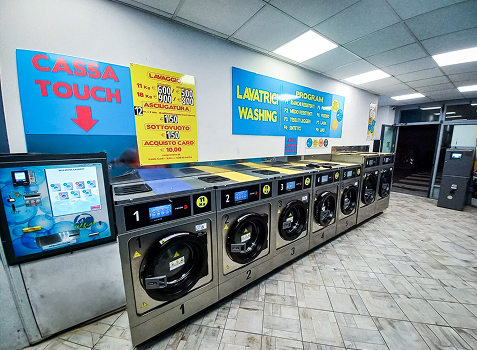 Lavanderia self service realizzata da Lavatec Parrini srl
